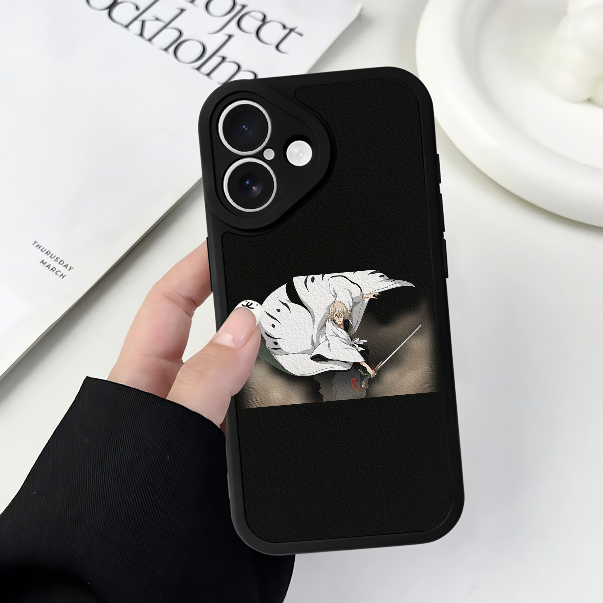 （画像用） "ブリーチ 浦原 喜助（うらはら きすけ） BLEACH Urahara Kisuke " 【iPhone 16シリーズ対応】シリコンスマホケース（レザー調） 材質：シリコン